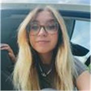 ragazza che ha frequentato liceo linguistico impartisce lezioni di francese ad alunni delle scuole medie