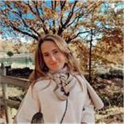 Ragazza spagnola insegna lezioni di spagnolo