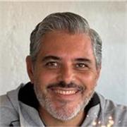 Profesor de periodismo con experiencia en jóvenes adultos, aunque el tipo de clase puede adaptarse a cualquier edad