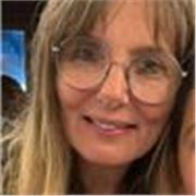 Profesora de español imparte clases a niños y adolescentes