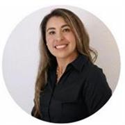 Me considero un facilitador del aprendizaje. Fomento la participación activa para que el conocimiento sea sólido y duradero