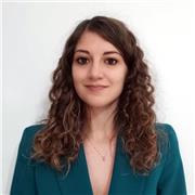 Laureata magistrale in genetica e biologia, impartisce lezioni di biologia per studenti delle scuole superiori e università