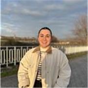 Me defino como una chica responsable, con paciencia y con gusto por ayudar a los demás. 