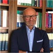 Avvocato in Roma, cassazionista, iscritto all'albo degli Esperti in materia di composizione negoziata crisi d'impresa, impartisce lezioni di diritto