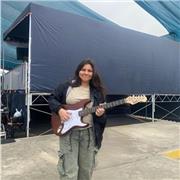 Profesora de guitarra acústica y eléctrica