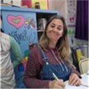 Docente de escuela primaria dicta clases para estudiantes de primaria y secundaria (hasta 15 años)