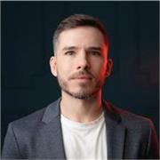 Profesor de audiovisual e IA universitario (todas las edades)