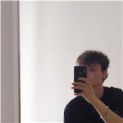 Diplomato al liceo musicale e laureato al conservatorio in pianoforte solista classico