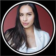 Profesora de inglés imparte clases a alumnos de todas las edades