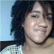 Profesora de artistca imparte clases a niños de 5 a 15 añls