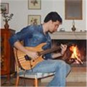 Diplomato in conservatorio impartisce lezioni di chitarra elettrica, acustica, blues e jazz