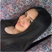 Profesora de prácticas del lenguaje imparte clases a niños, niñas, y adolescentes de 6 a 17 años de edad