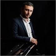 Pianista concertista diplomato in Conservatorio e perfezionatosi all'estero insegna pianoforte a tutti i livelli