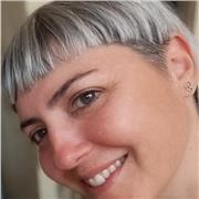 Profesora de dibujo, pintura y artes plásticas con más de 20 años de experiencia.