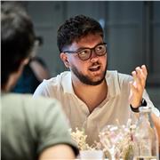 Laureato in Tecniche della Narrazione impartisce lezioni di Italiano, Storia e Filosofia