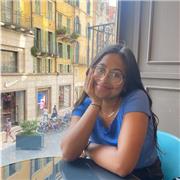 Diplomata al Liceo Linguistico Corradini e Laureata in Lingue per il commercio internazionale