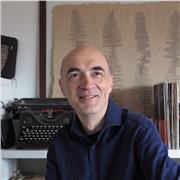 Guionista profesional, script doctor y script analyst, ofrezco mi acompañamiento en la concepción y escritura de su proyecto