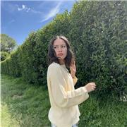 Maestra de inglés en enfocada en aprendizaje para niños