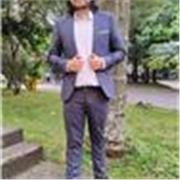 Profesor con conocimiento en matemáticas para ayudar a las personas a entender y superar la ansiedad matemática de lls estudiantes