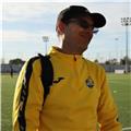 Ex-futbolista profesional. experiencia como entrenador en centros de entrenamiento y clubes