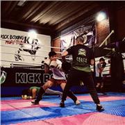 Maestro (sensei) de kickBoxing que enseña técnicas de pateó combinadas con técnicas de boxeo para desarrollar una mejor motricidad a la hora de combinar estás dos técnicas y perfeccionismo en el arte del kick Boxing