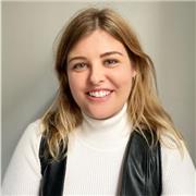 Professeure d'anglais bilingue, basée à Paris. Possibilité de donner des Cours en ligne