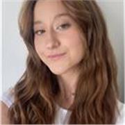 Graduada en Relaciones Internacionales, extrovertida, paciente y carismática