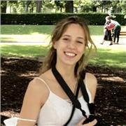 Graduada imparteix classes a estudiants de primària - Graduada en psicología imparte classes a estudiantes de primària