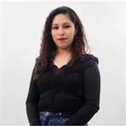 Profesora de comunicación imparte clases a niños de todas las edades