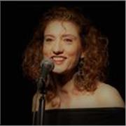 Cantante e compositrice, insegno canto moderno e teoria musicale di base senza limiti di età