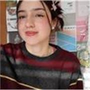 Profesora de español imparte clases a personas de todas las edades