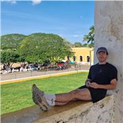 Englisch und Spanisch Student, der Kinder aller Altersstufen unterrichtet