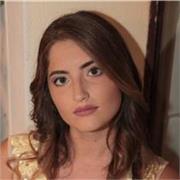 Studentessa di medicina prepara per test universitari (medicina, odontoiatria, professioni sanitarie)