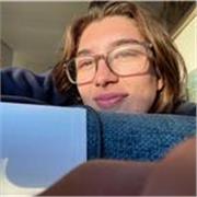 Profesora de matemáticas adaptable a cualquier niño des de P3 hasta 4to de la ESO, y mucha paciencia.