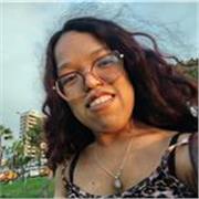 Profesora de inglés enseña desde lo básico a personas de todas las edades