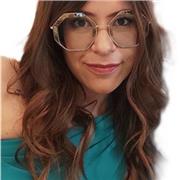 Laureta in Economia Aziendale, con in corso una specialistica in Economia & Managemente, impartisce lezione di diritto, economia e matematica