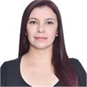 Profesora de español y biología imparte clases a niños de todas las edades