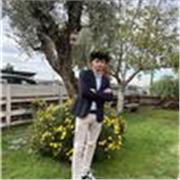 Ciao a tutti, mi chiamo Lorenzo, ho 24 anni e vivo a Roma. Laureato in scienze politiche con ottima base di liceo scientifico