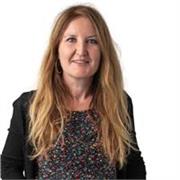 Propose des cours de soutien scolaire pour des élèves en primaire.