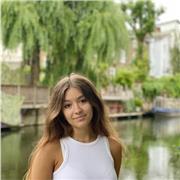 Studentessa universitaria offre aiuto compiti