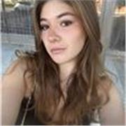 Soy una estudiante universitaria de negocios internacionales. También trabajo de freelancer como fotógrafa en una agencia.