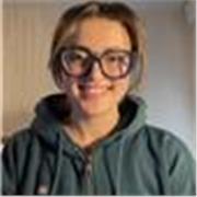 Une étudiante ayant un diplôme niveau C1 en anglais 