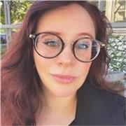 Docente di Storia dell’Arte impartisce lezioni a studenti di liceo e università