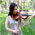 Insegnante di violino, pianoforte e teoria musicale impartisce lezioni a bambini, giovani studenti e adulti