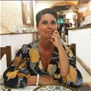 Profesora de francés imparte clases a estudiantes de Secundaria como refuerzo