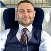 Insegnante di inglese qualificato con molti anni di esperienza soprattutto con corsi aziendali e specializzati in tematiche finanz