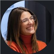 Spanischlehrerin mit Abschlüssen in Journalismus und Geisteswissenschaften sowie Masterabschlüssen in Spanisch als Fremdsprache.