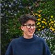 Soy artista con formación en pintura tradicional, especializada en paisajes y escenas tradicionales.