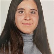 Profesora de matemáticas imparte clases a niños de primaria, secundaria y bachillerato