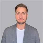 Professeur d’espagnol, titulaire d’une licence en espagnol et littérature, je suis actuellement en train de finaliser un master.